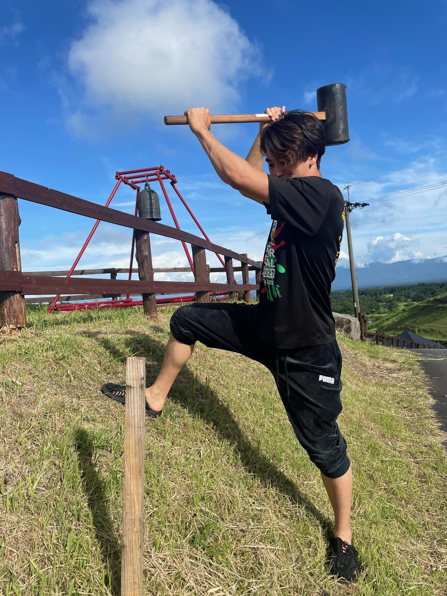 青白い空とトントンギガンテス